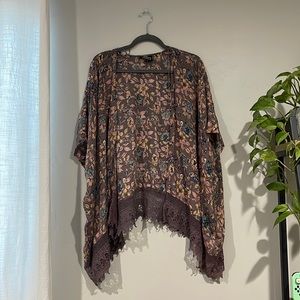 Floral kimono with lace trim